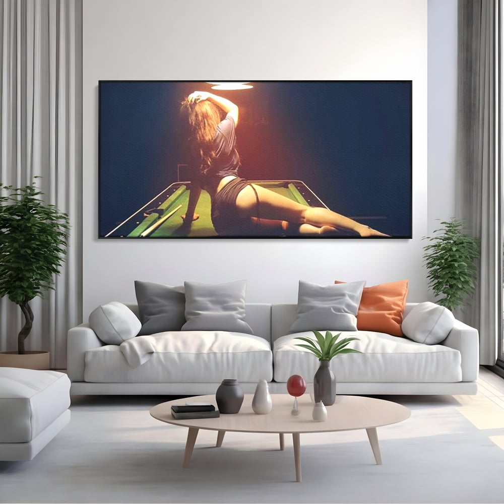Tablou canvas cu tablou canvas cu silueta feminina pe masa de biliard, in rama de aluminiu negru, pe perete intr-un living